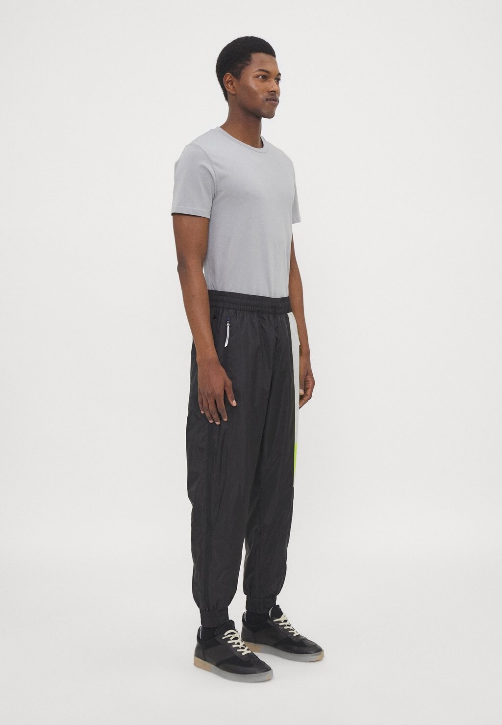 

Низ тренировочного костюма Ea7 Emporio Armani, черный