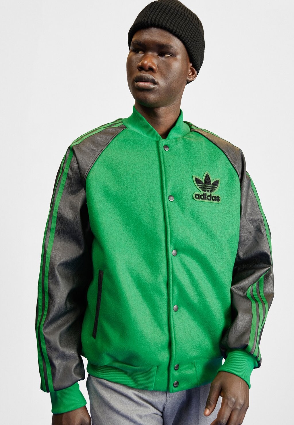 

Бомбер Chaquetas adidas Originals SST VARSITY, цвет green/black