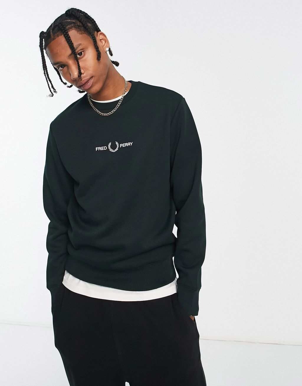 

Зеленый свитшот с вышитым логотипом Fred Perry