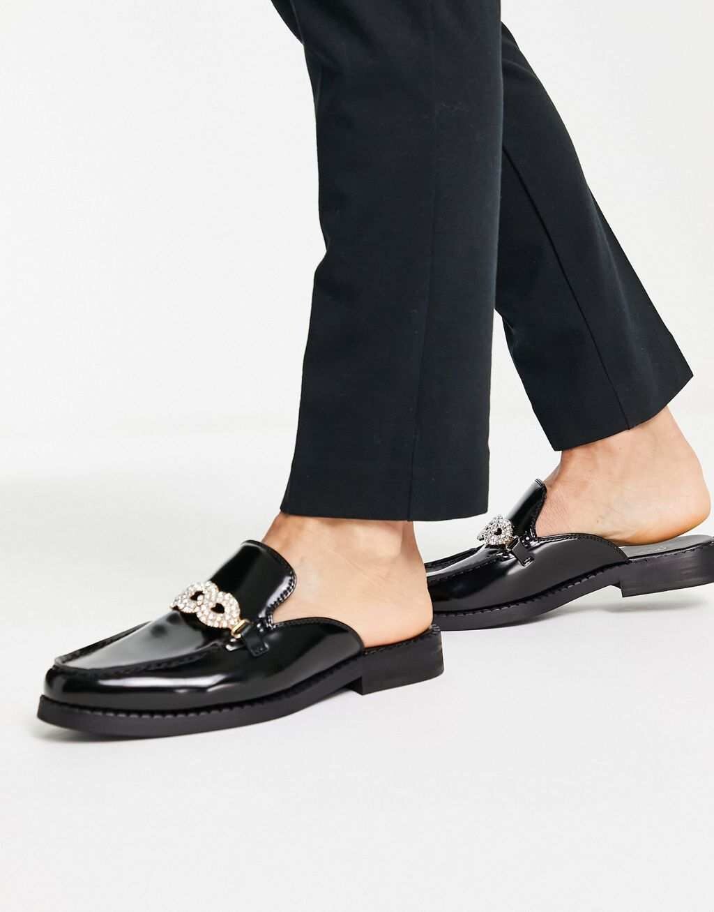 

Черные лоферы-мюли с отделкой ASOS DESIGN из искусственной кожи