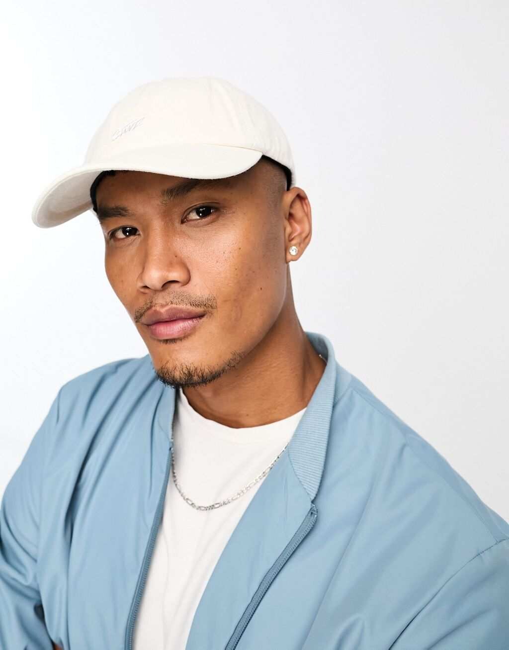 

Белая кепка Pull&Bear STWD