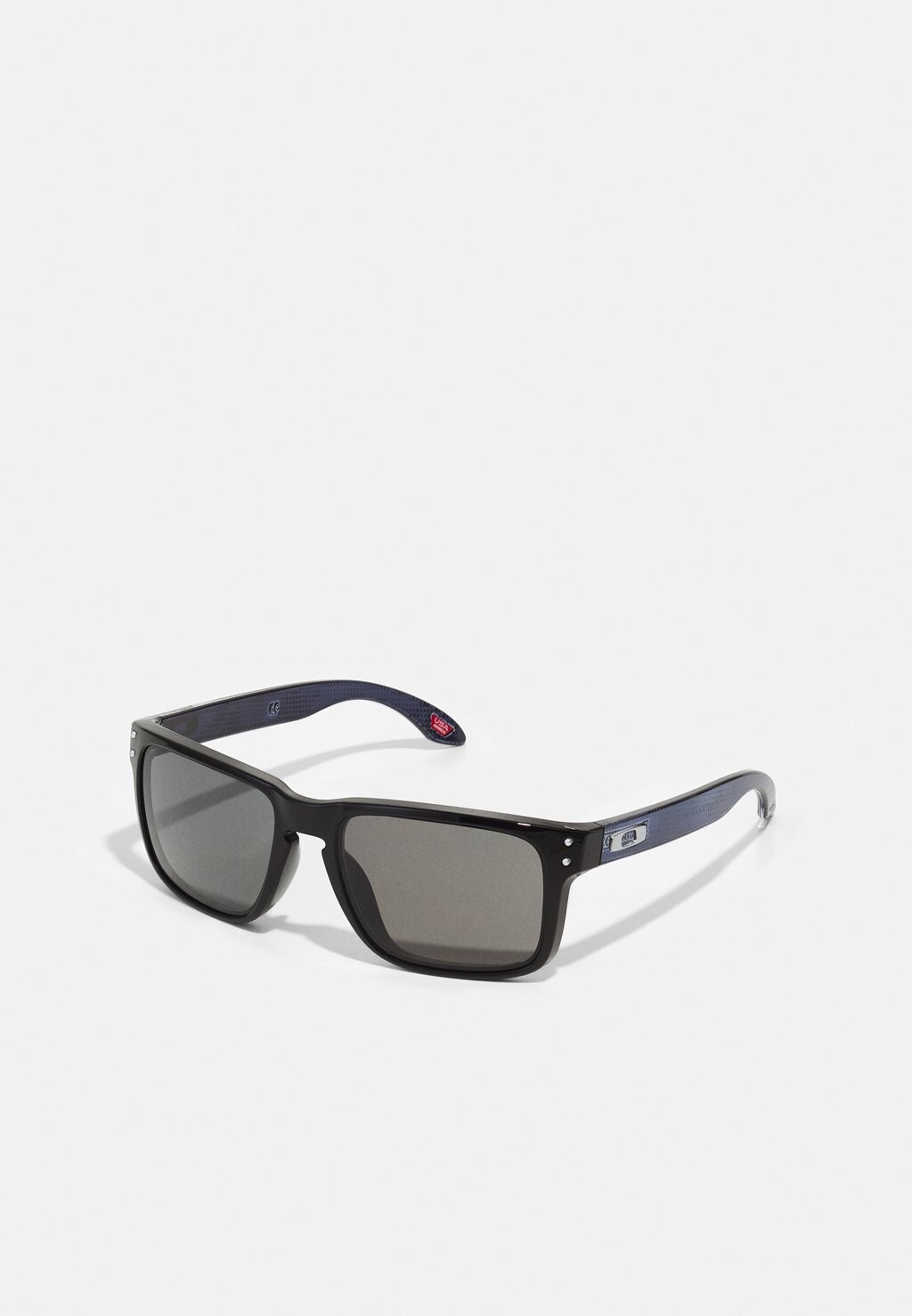 

Солнцезащитные очки Oakley