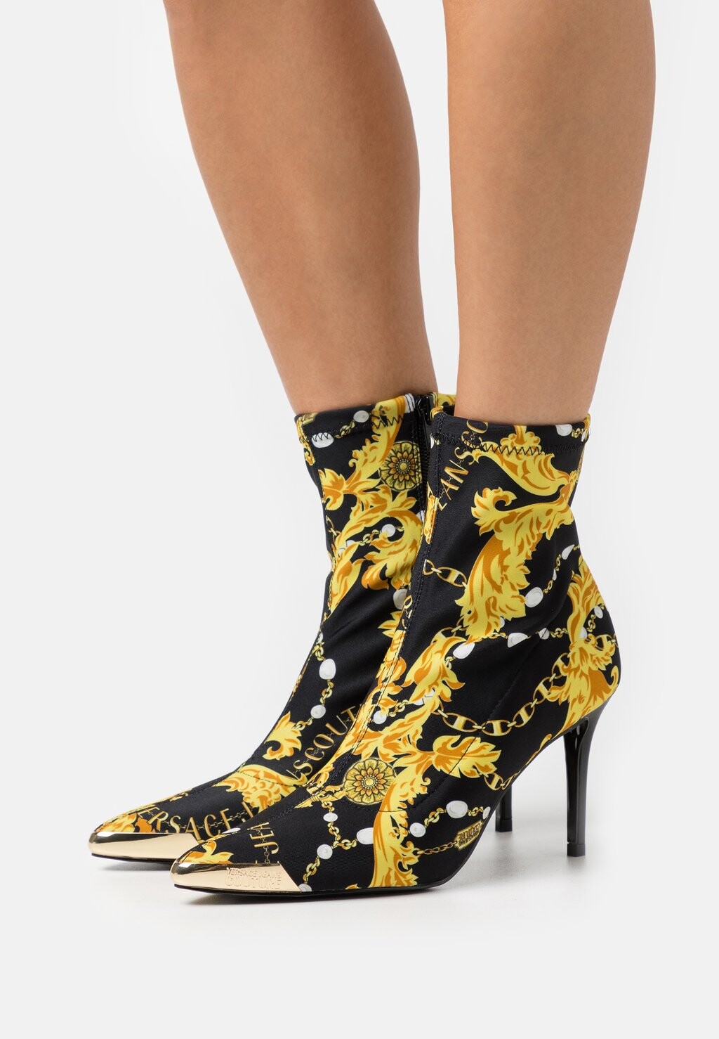 

Классические ботильоны Versace Jeans Couture
