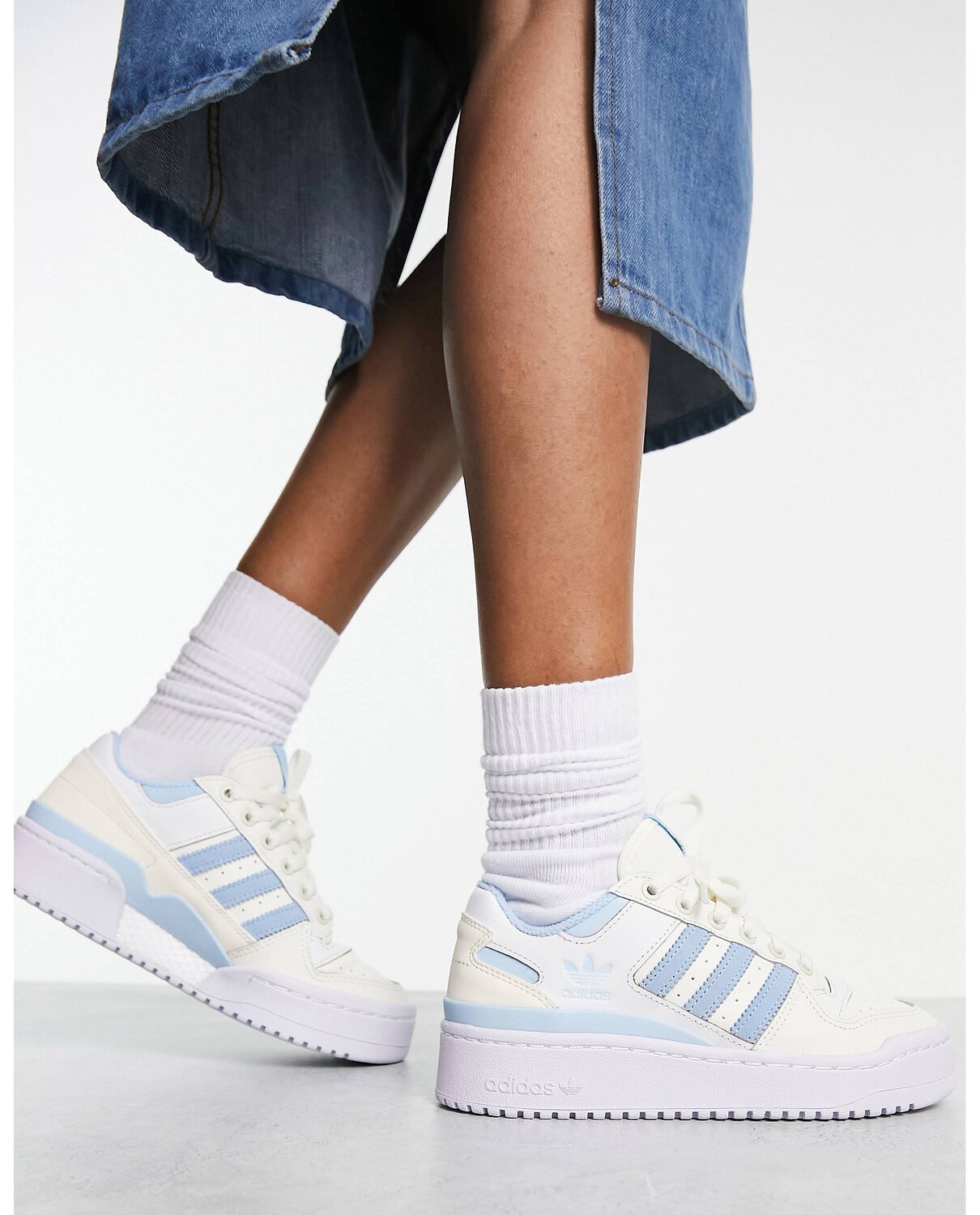 

Бело-синие кроссовки с яркими полосками adidas Originals Forum