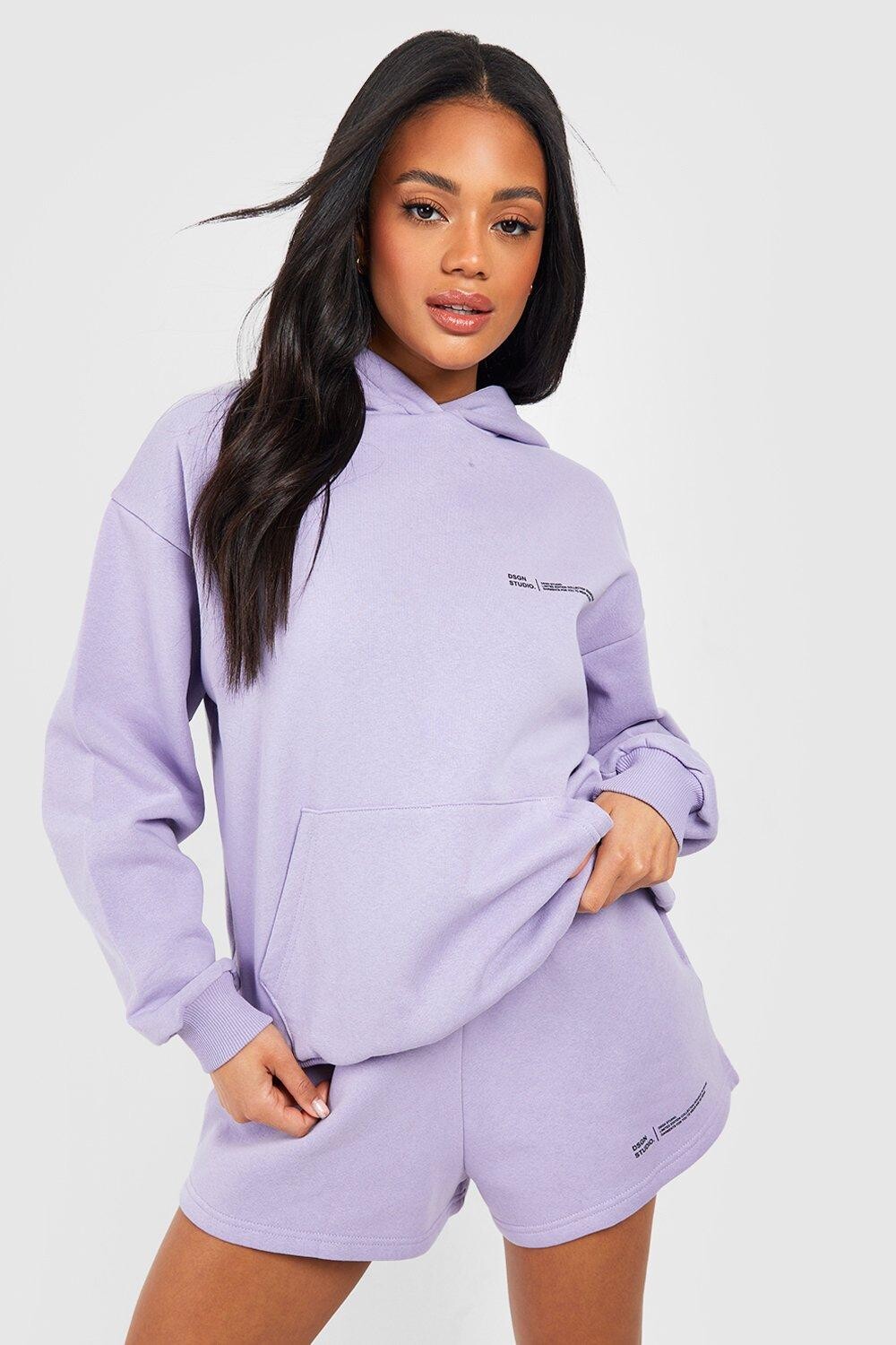 

Короткий спортивный костюм с капюшоном и принтом текста Boohoo, сиреневый