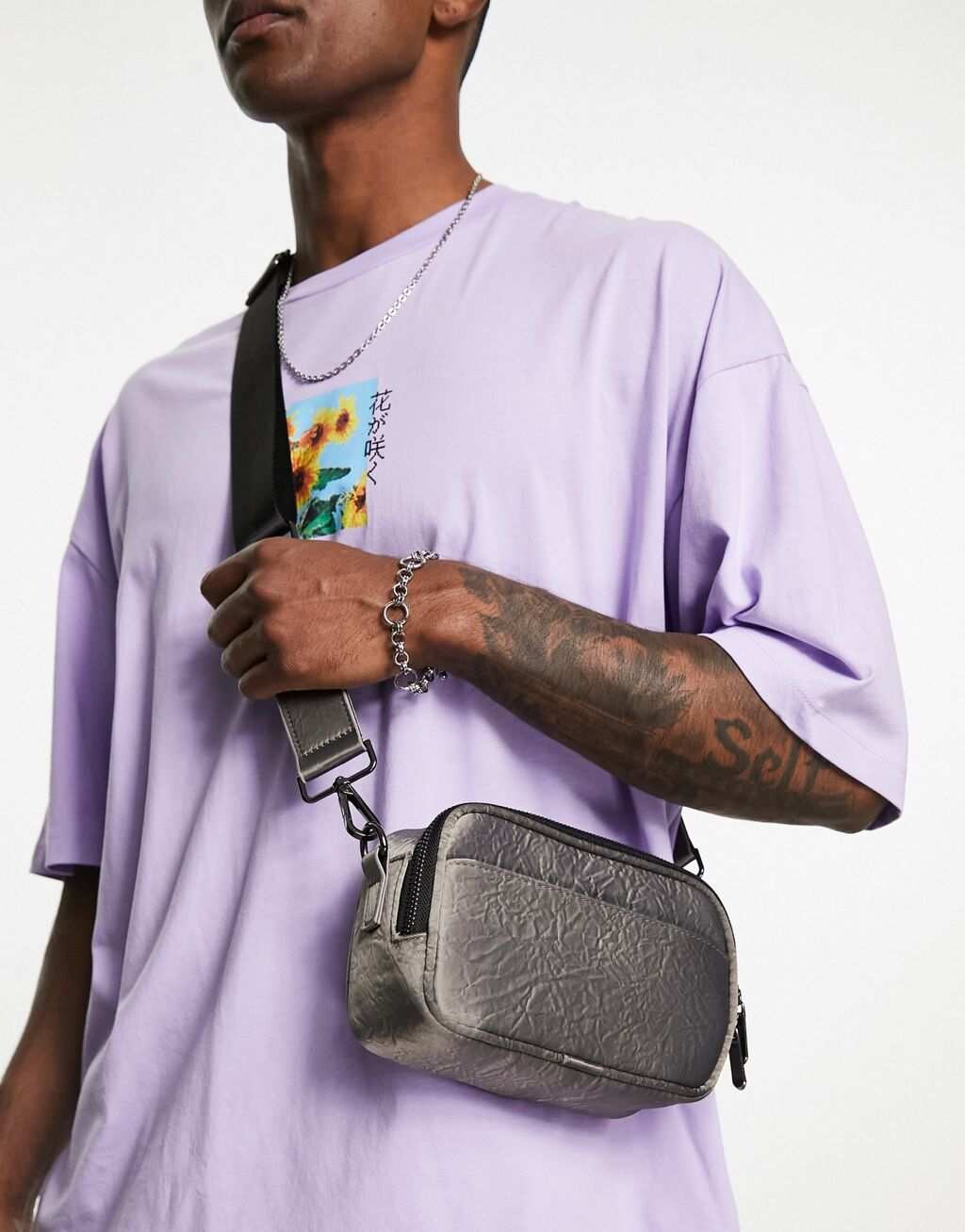 

Серая мятая сумка через плечо ASOS DESIGN