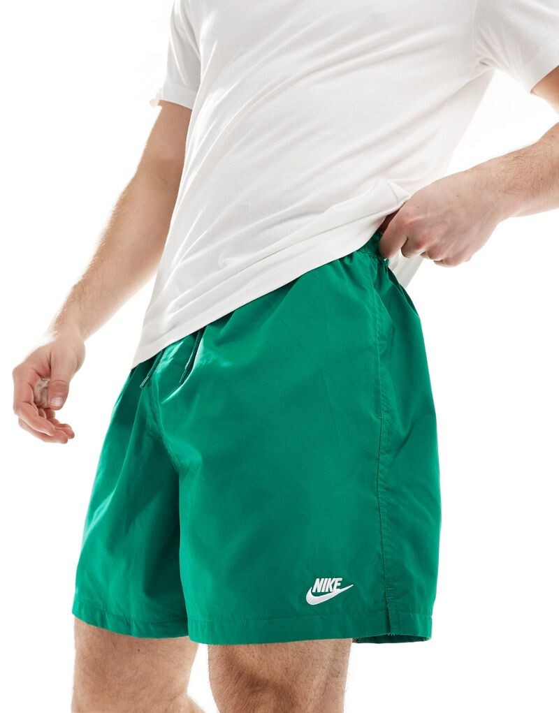 

Nike Club — зеленые шорты
