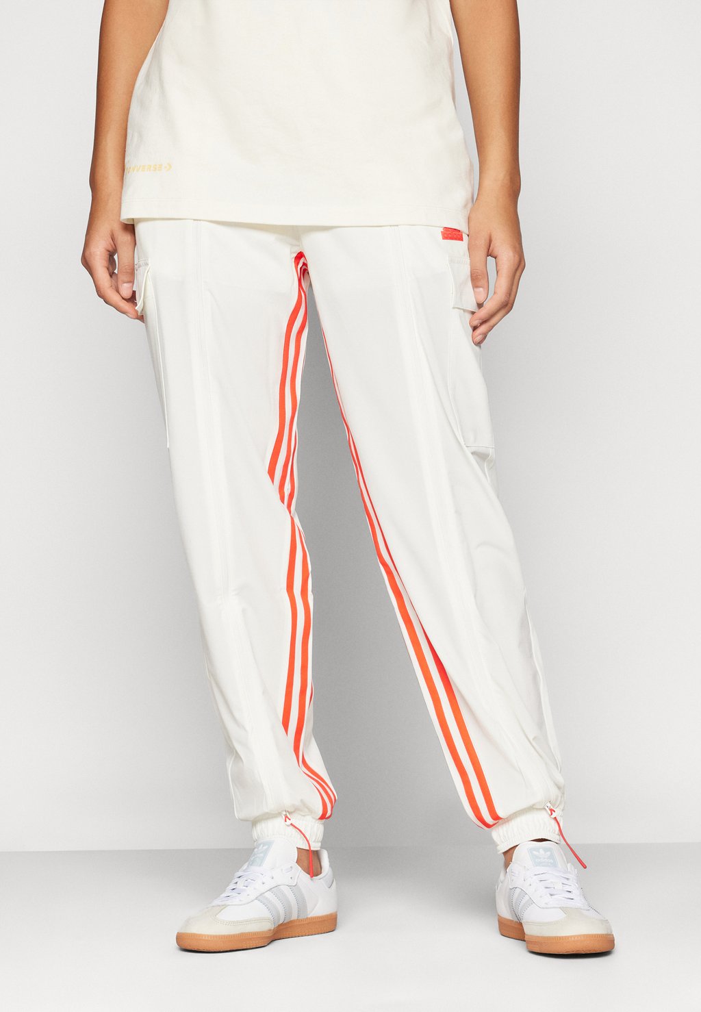 

Брюки-карго DANCE adidas Sportswear, цвет off white/bright red