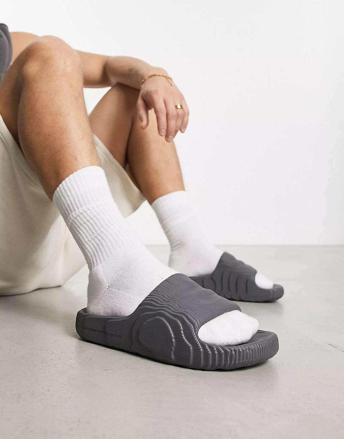 

Темно-серые шлепанцы adidas Original Adilette 22 adidas Originals