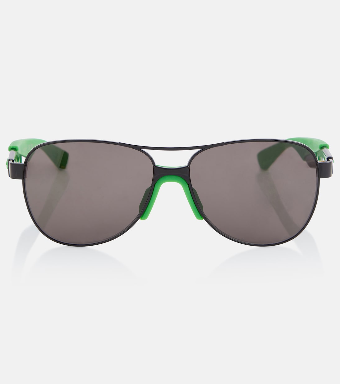 цена Непримиримые солнцезащитные очки-авиаторы Bottega Veneta, черный