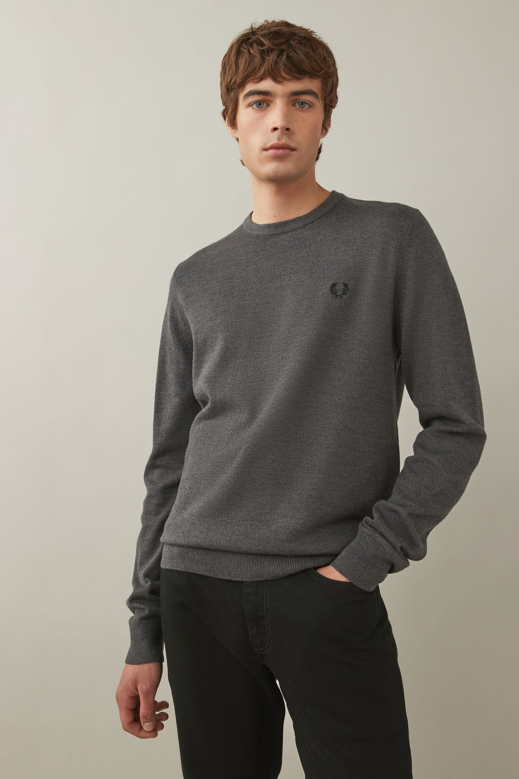 

Классический джемпер с круглым вырезом Fred Perry, серый