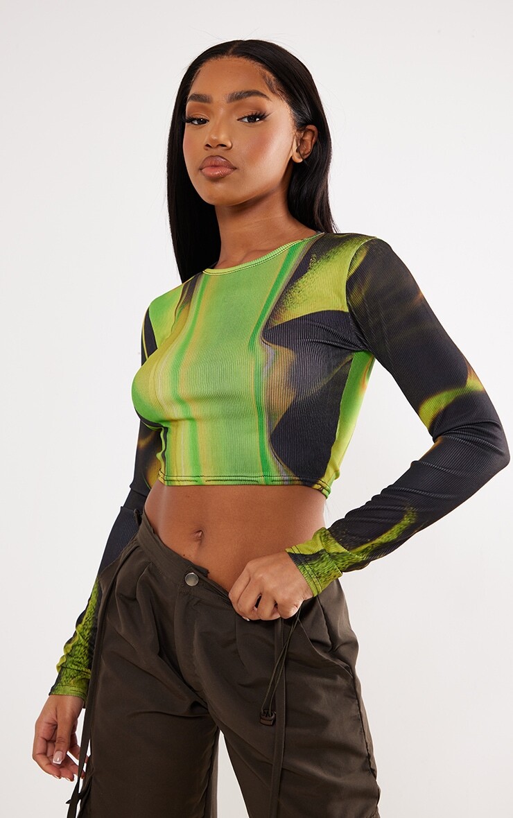 

PrettyLittleThing Зеленый базовый укороченный топ с длинными рукавами и принтом