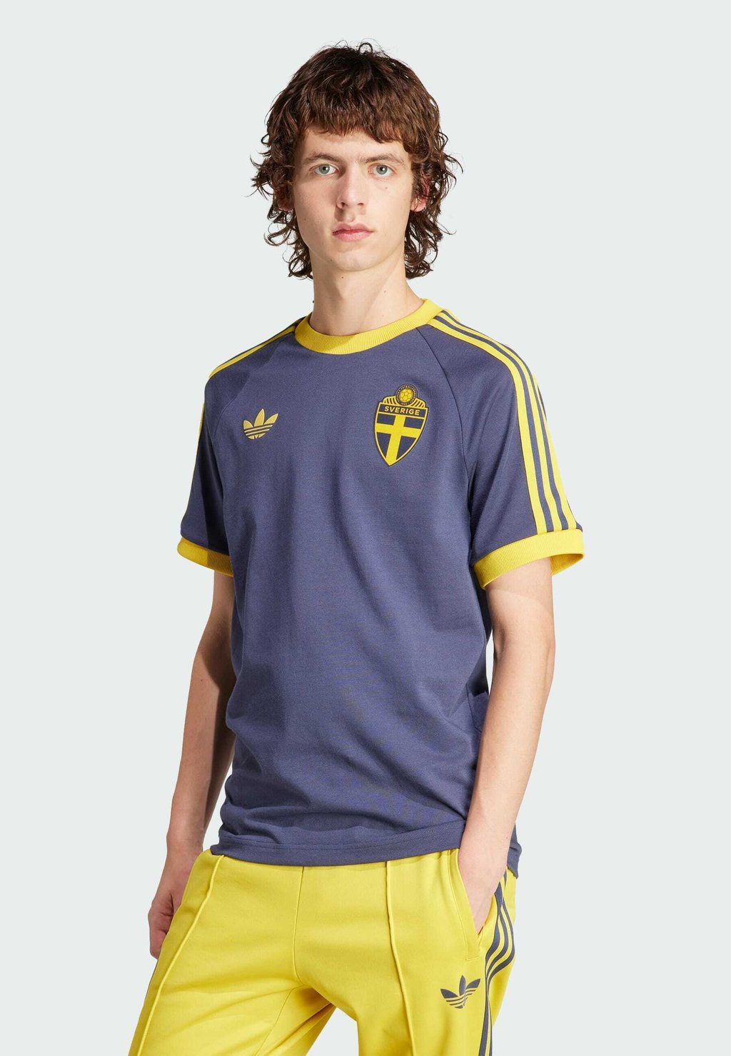 Спортивная футболка Sweden Svff Og 3 Stripe Tee adidas Originals, цвет shadow navy кроссовки gv7837 adidas fortarunelk shadow navy 31