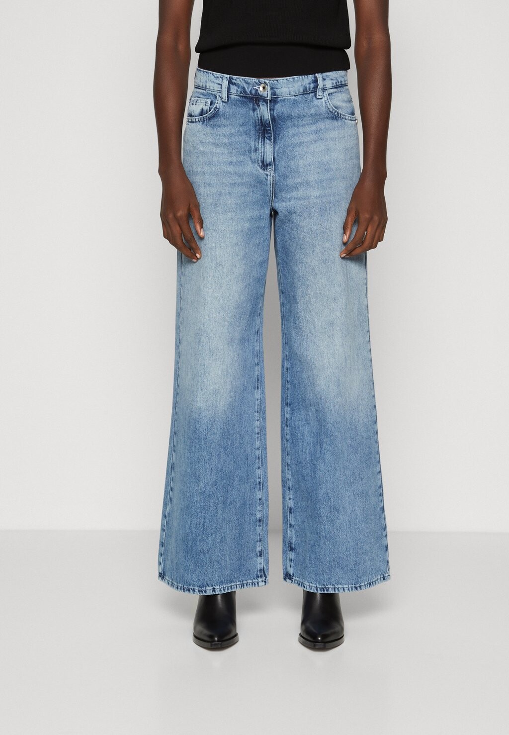 

Джинсы-клеш PANTALONI TROUSERS Patrizia Pepe, цвет light blue wash