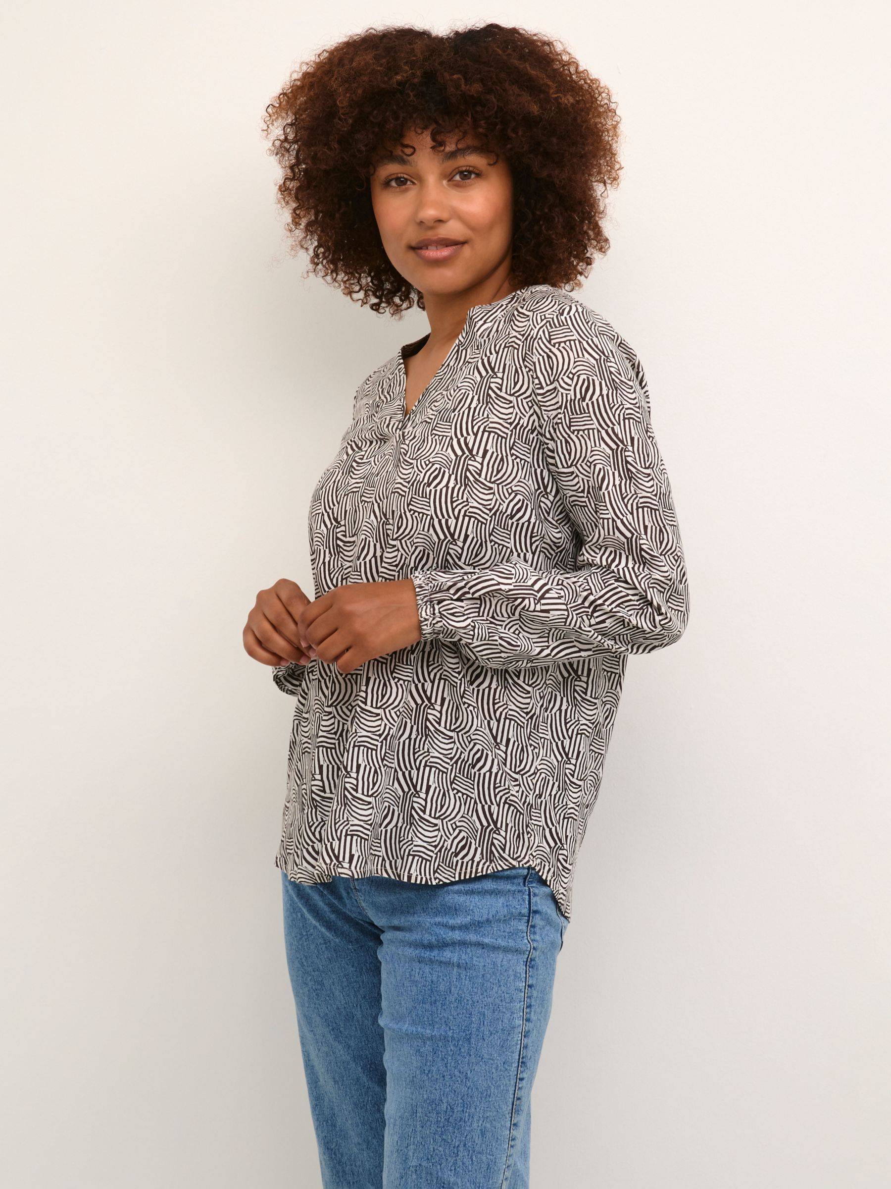Блузка Jane с V-образным вырезом и абстрактным принтом KAFFE, коричневый/мел блузка с v образным вырезом и принтом пейсли kaffe виноградный лист