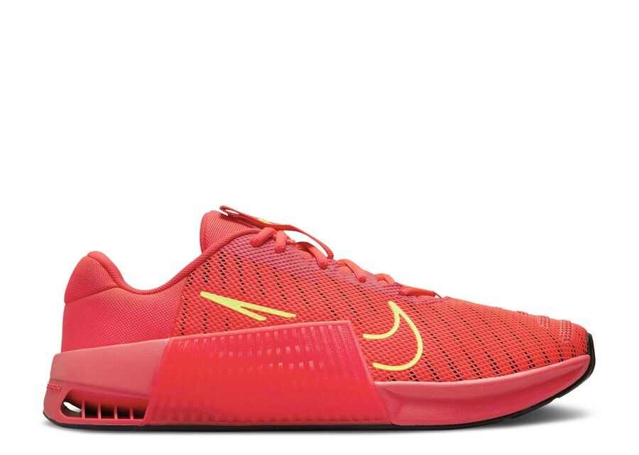 

Кроссовки Nike Metcon 9, цвет Bright Crimson Volt