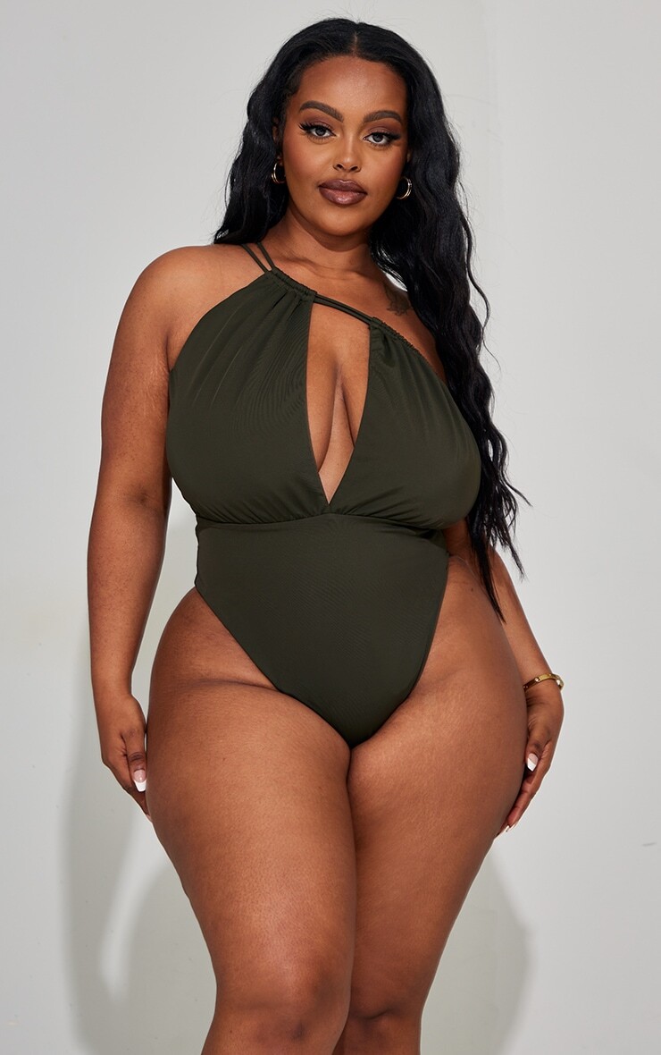 

PrettyLittleThing Плюс Темно-хаки Купальник на одно плечо с вырезом и рюшами