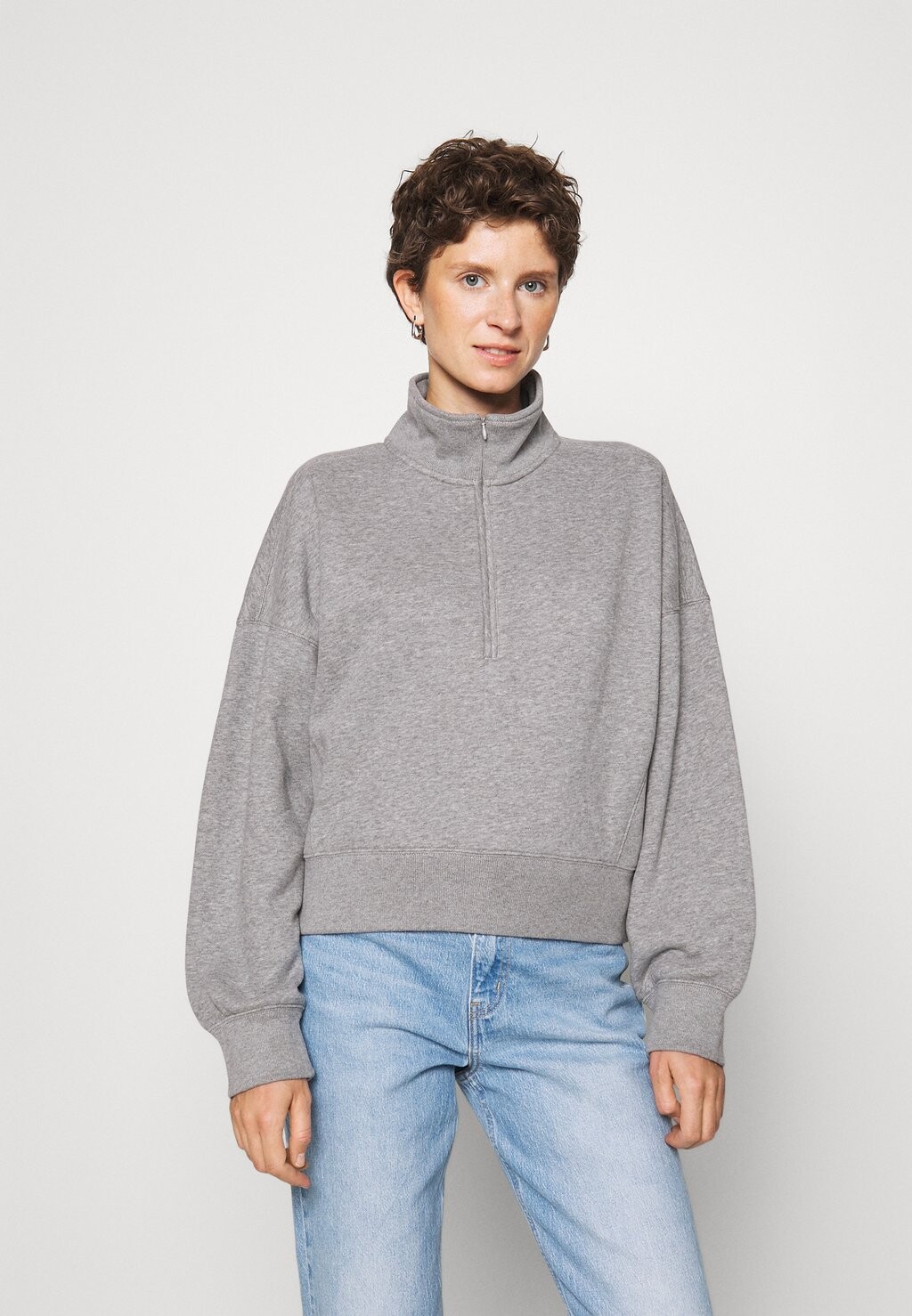 

Толстовка Abercrombie & Fitch ВОСКРЕСЕНЬЕ, цвет heather grey