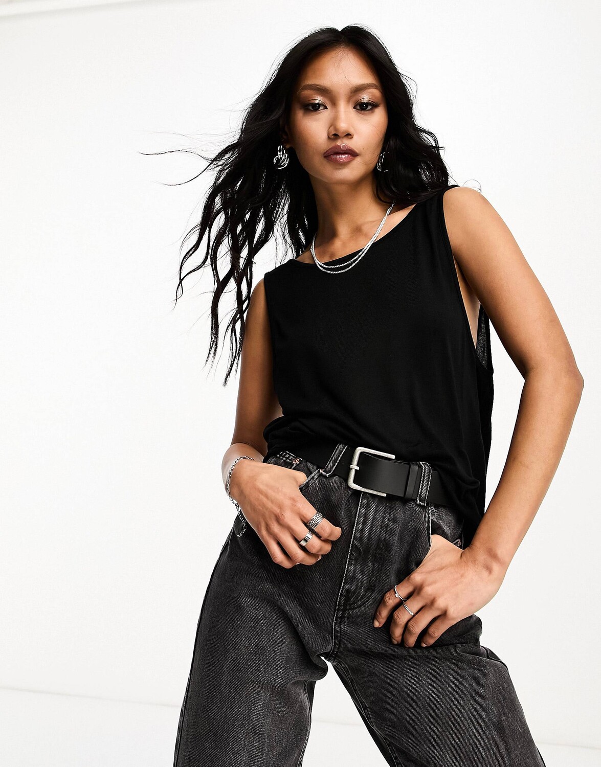 

Черный жилет тонкой вязки с хомутом на спине ASOS DESIGN
