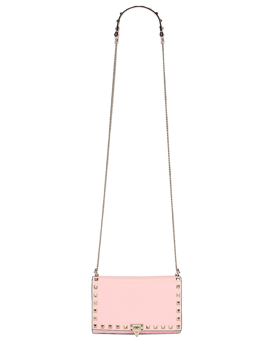 

Сумка кросс-боди Valentino Garavani Rockstud Pouch, цвет Rose Couture