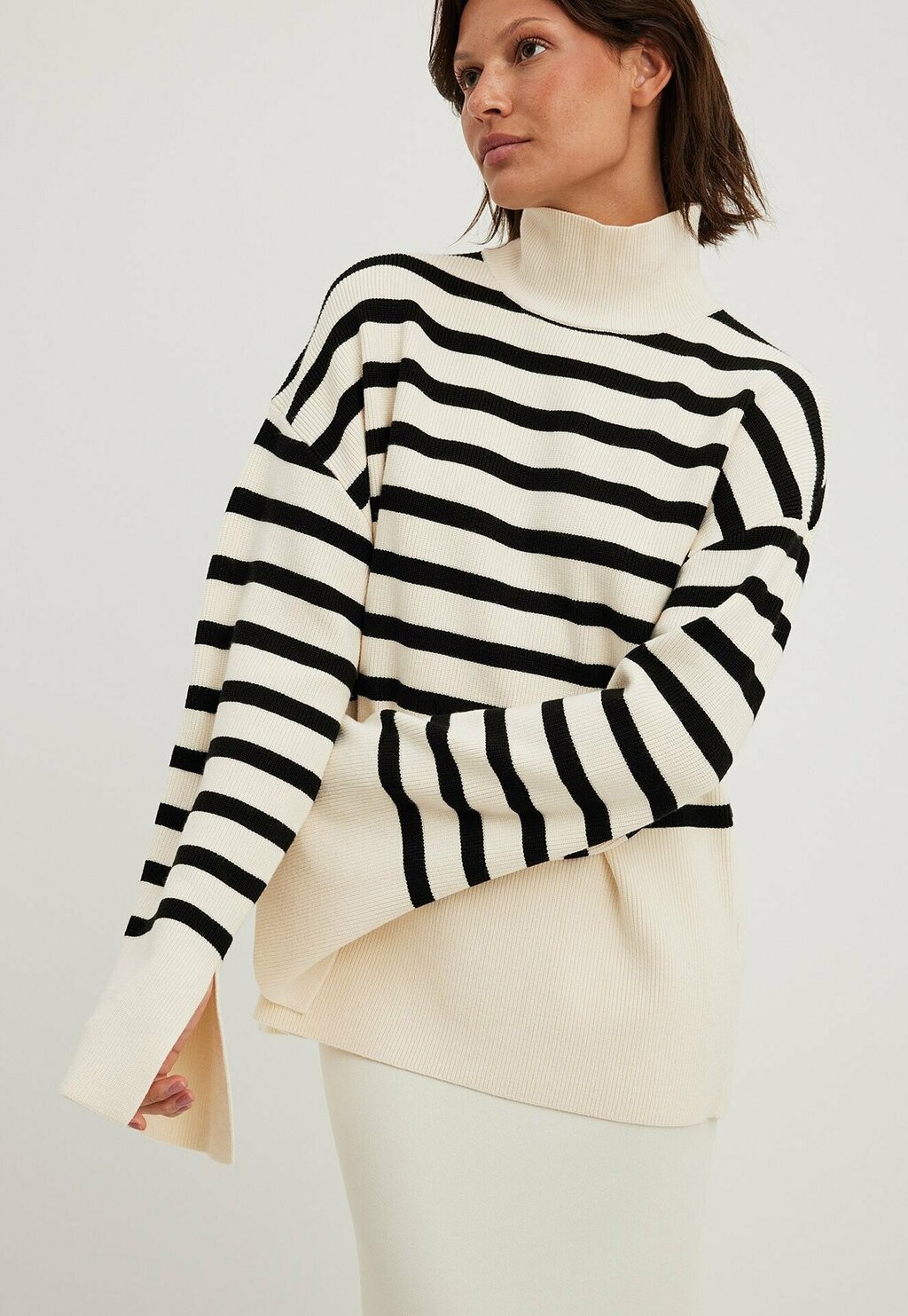

Свитшот NA-KD GESTREIFTER MIT ROLLKRAGEN, цвет offwhite black