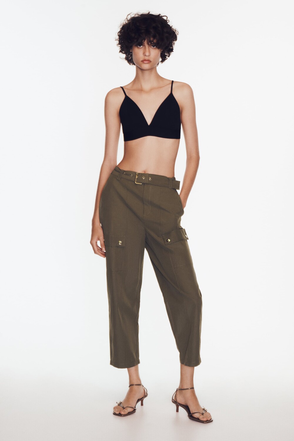 

Брюки с карманами на бедрах с поясом Zara, темный хаки