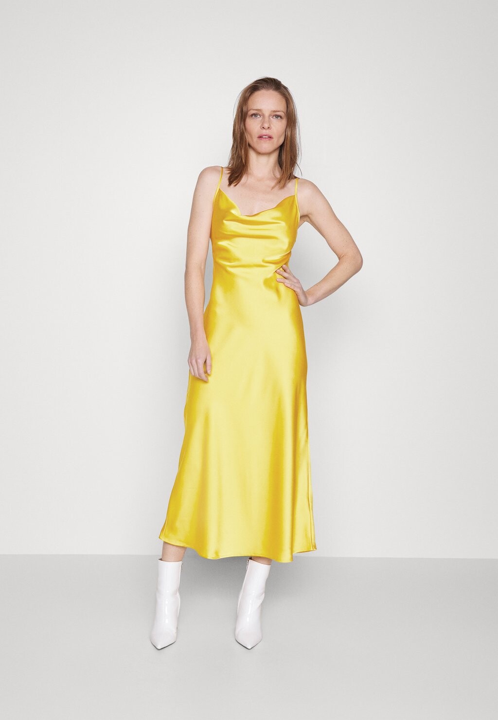 

Элегантное платье Guess