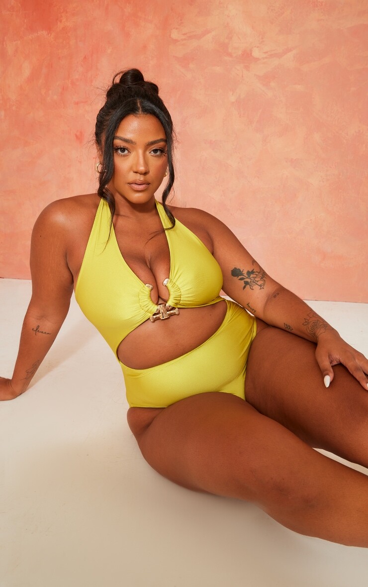 

PrettyLittleThing Оливковый купальник Plus с окантовкой и вырезами