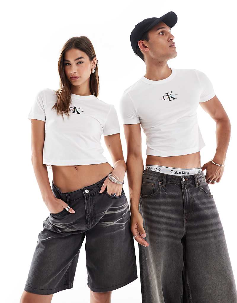 

Calvin Klein Jeans – Pride – Белая короткая и облегающая футболка унисекс