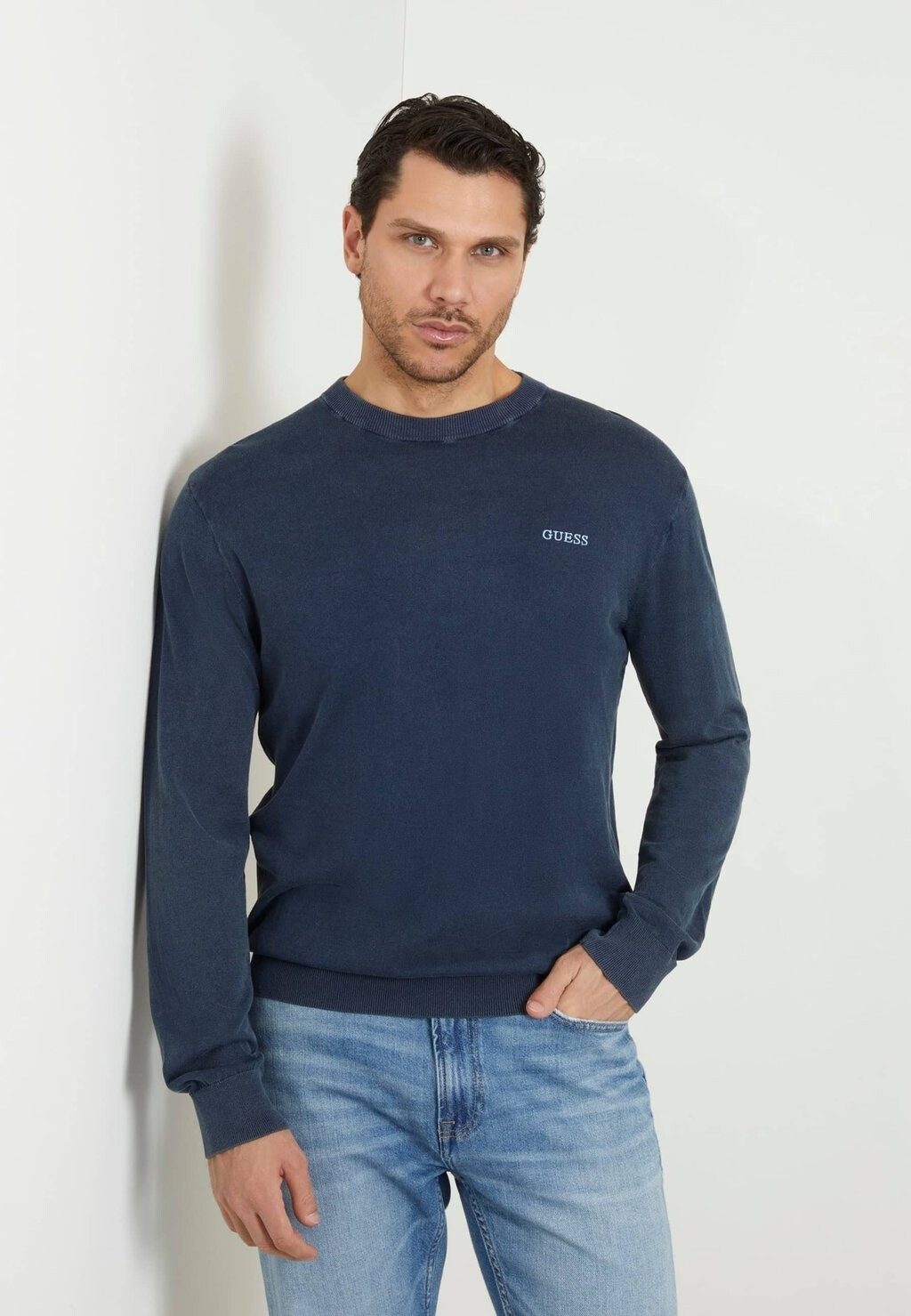

Вязаный свитер MIT SEITLICHER LOGOSTICKEREI Guess, цвет blau
