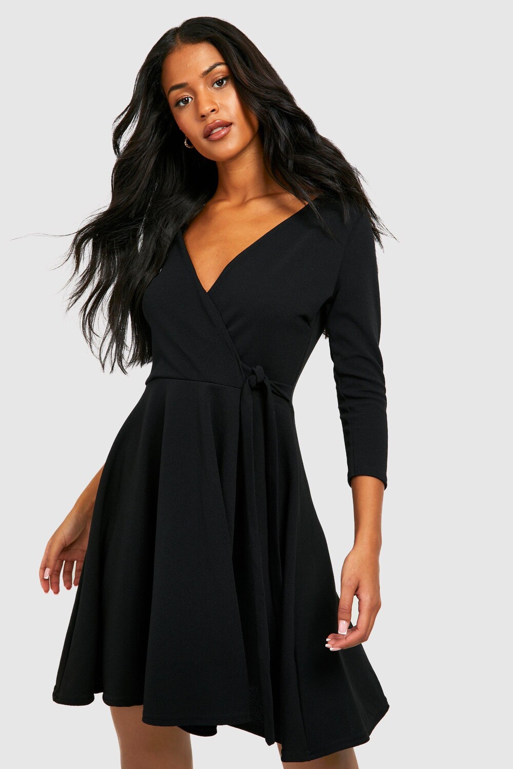 

Высокое платье с запахом и скористицой Boohoo, черный