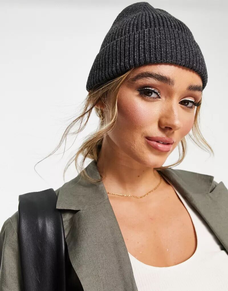 

Темно-серая шапка в рубчик ASOS