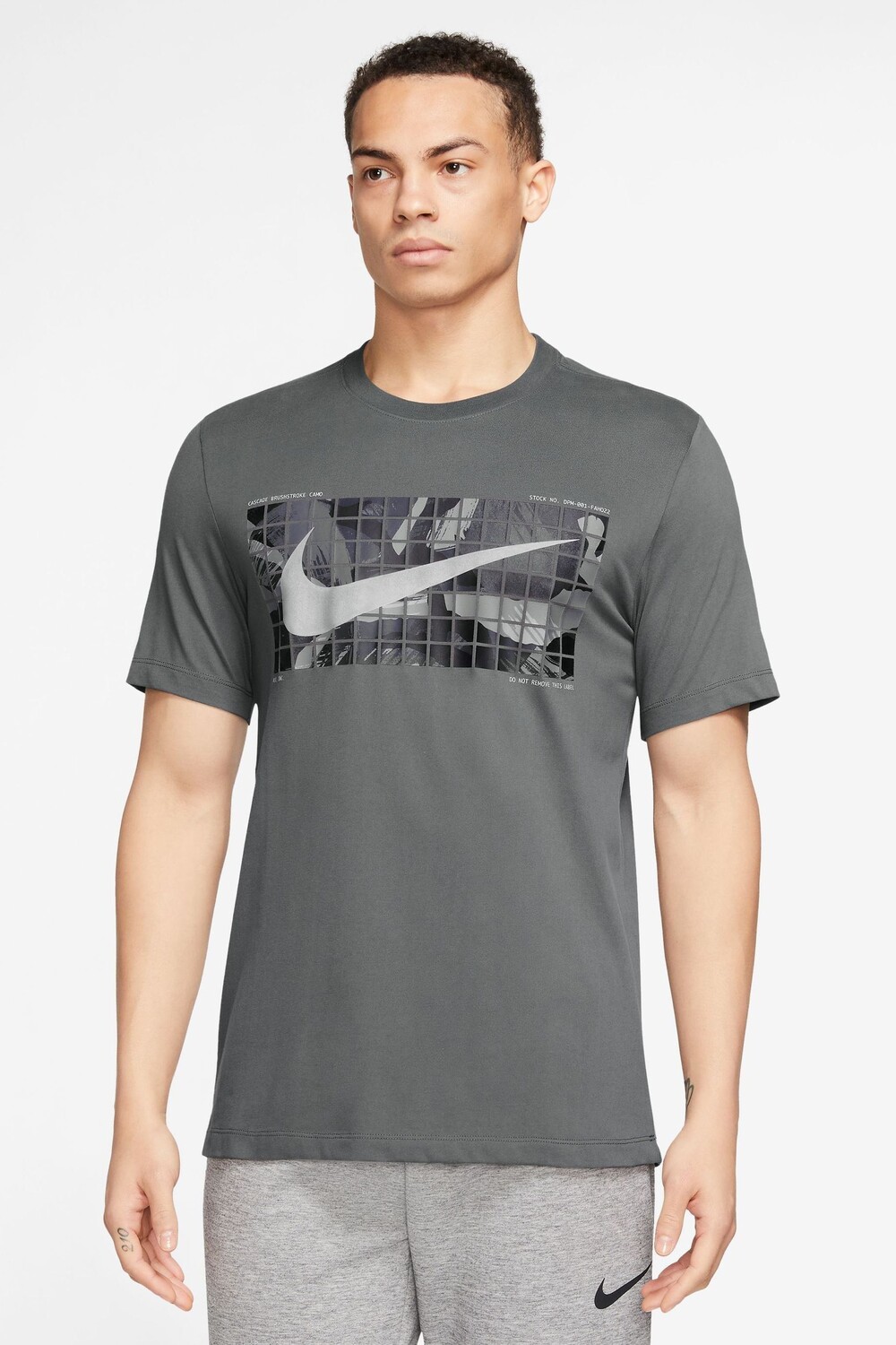 

Футболка Dri-FIT Fitness с камуфляжным принтом Nike, серый