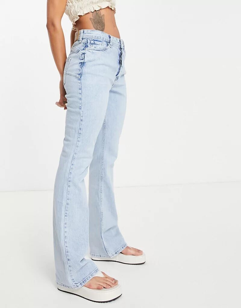 

Голубые расклешенные джинсы River Island с моделирующим эффектом