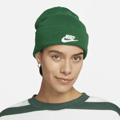 

Шапка Nike Peak Tall Cuff Futura Beanie, цвет Malachite/White