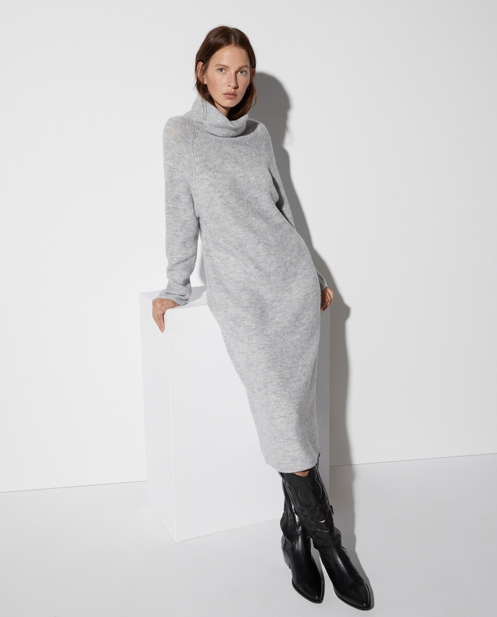 

Длинное трикотажное платье с высоким воротником Easy Wear, светло-серый