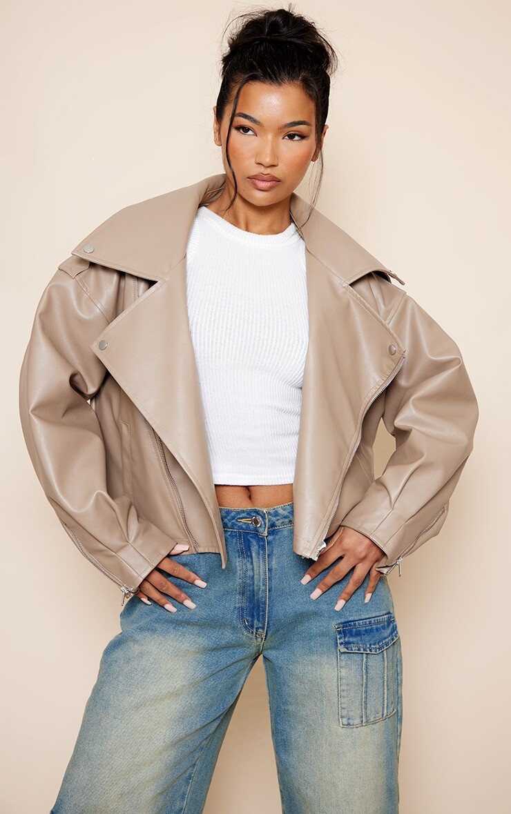 

PrettyLittleThing Объемная байкерская куртка темно-серого цвета со стеганой подкладкой из искусственной кожи, Серый