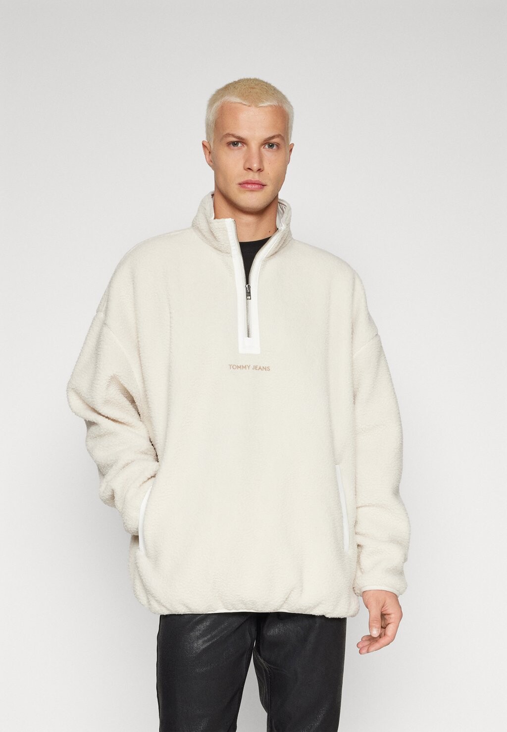 

Джемпер флисовый Tommy Jeans МОЛНИЯ 1/2, цвет newsprint