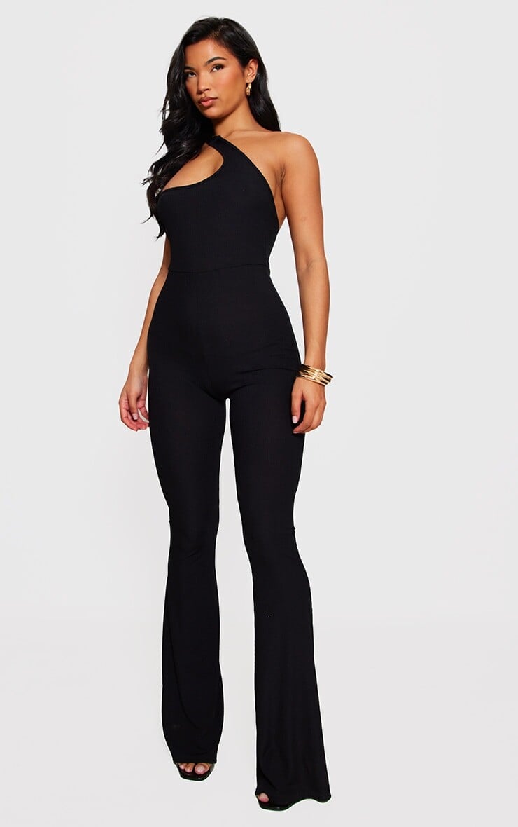 

PrettyLittleThing Черный комбинезон на одно плечо с расклешенной резинкой на спине