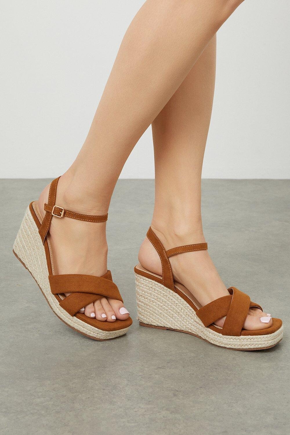 

Туфли на танкетке с ремешком Rose Cross Dorothy Perkins, коричневый