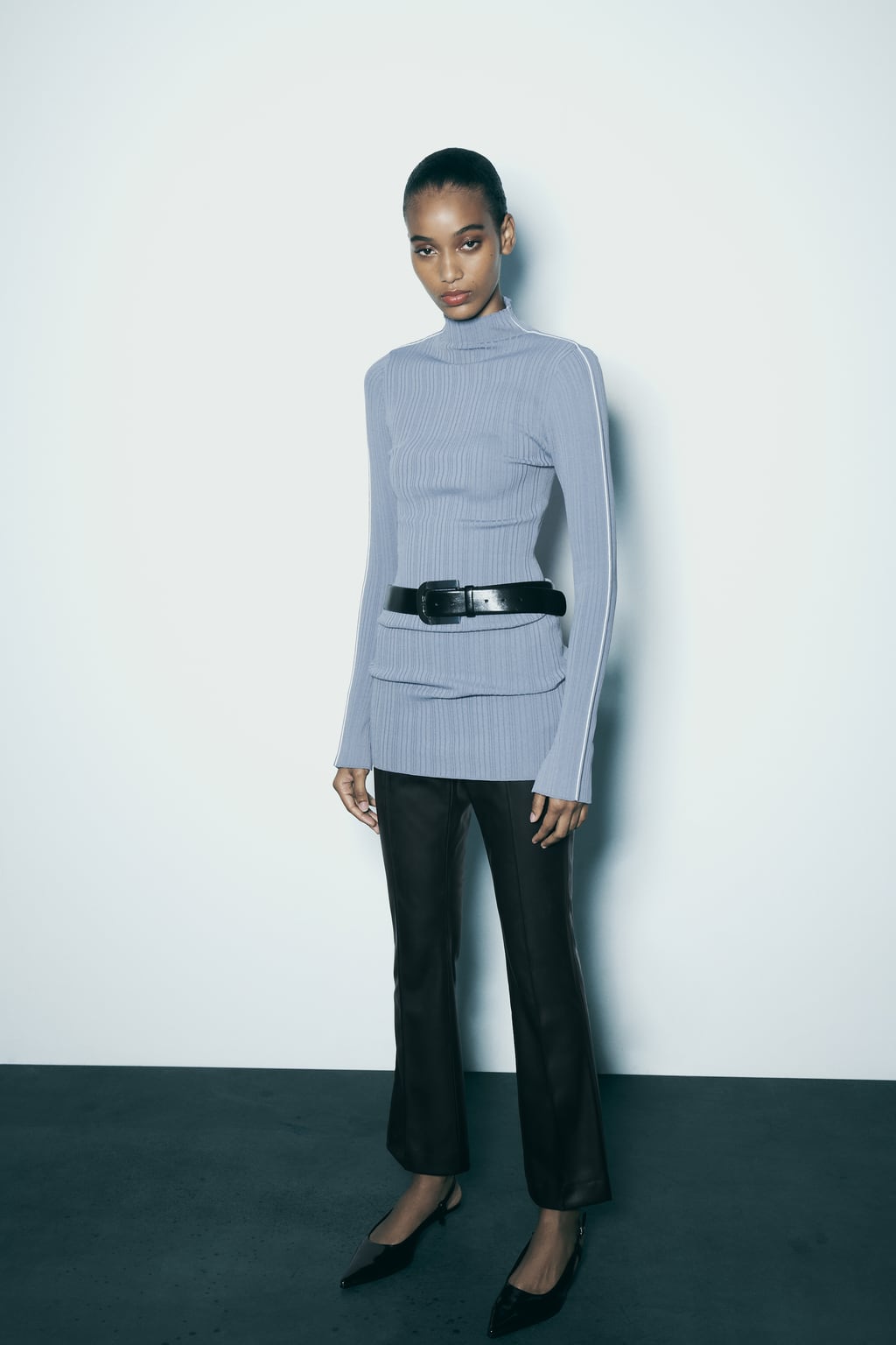 

Леггинсы с эффектом кожи Bootcut ZARA, черный