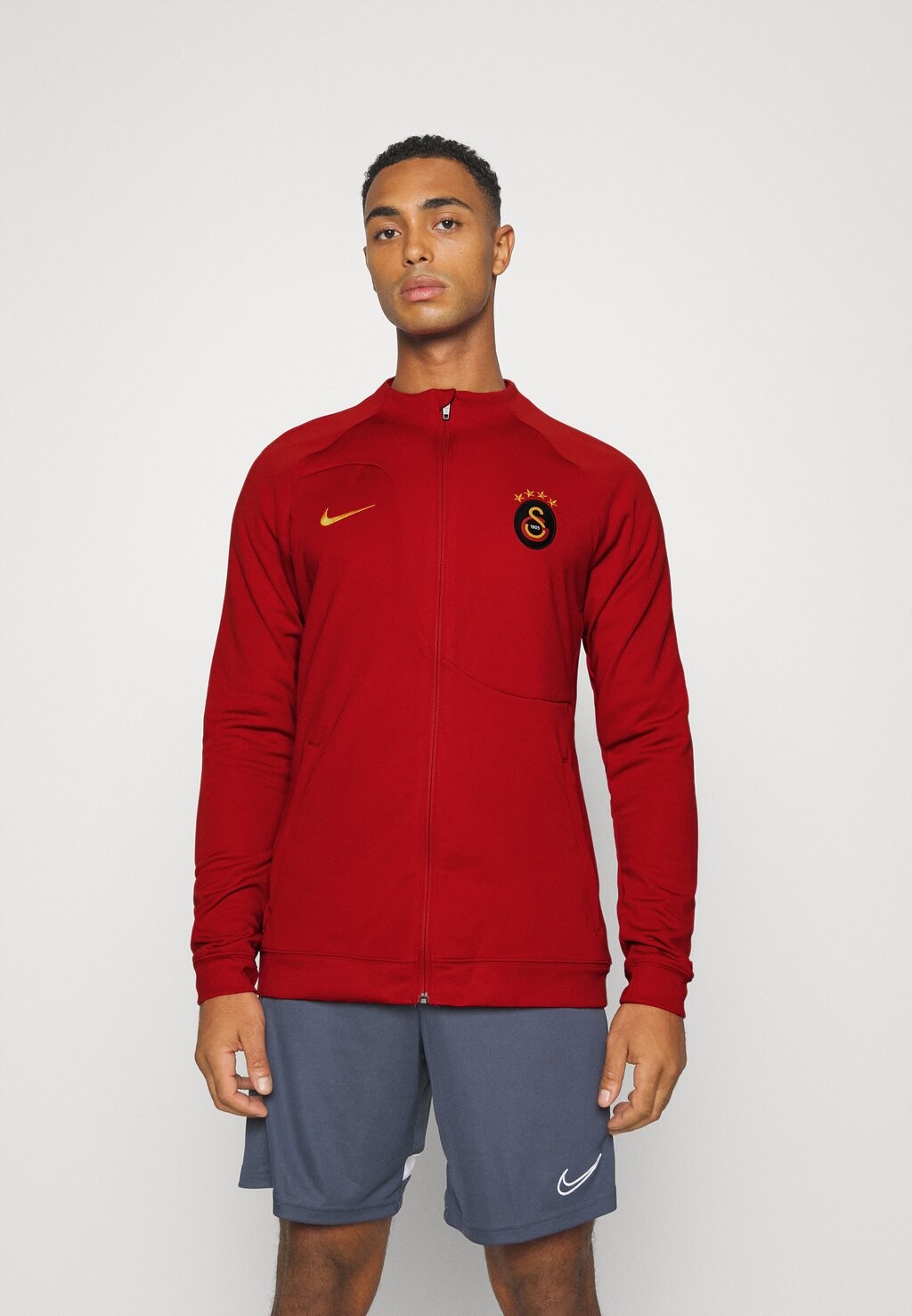 

Спортивная куртка Nike