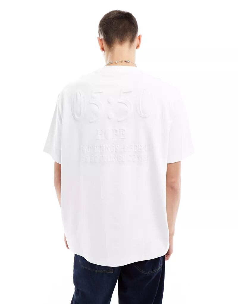 

Белая футболка Bershka с рельефным принтом