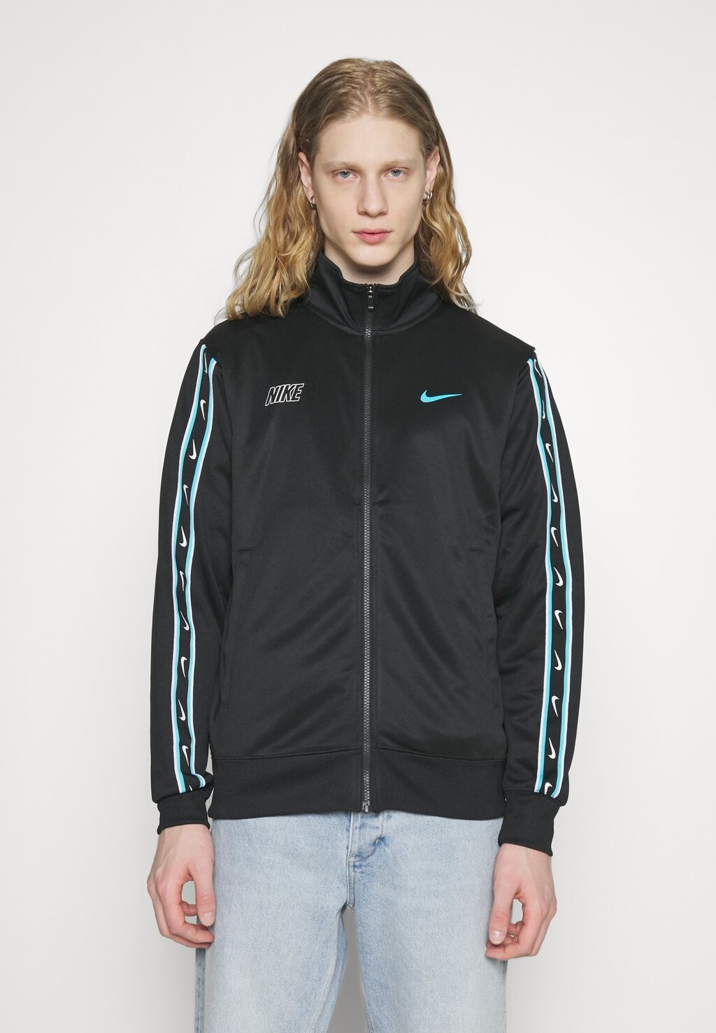

Толстовка на молнии Nike