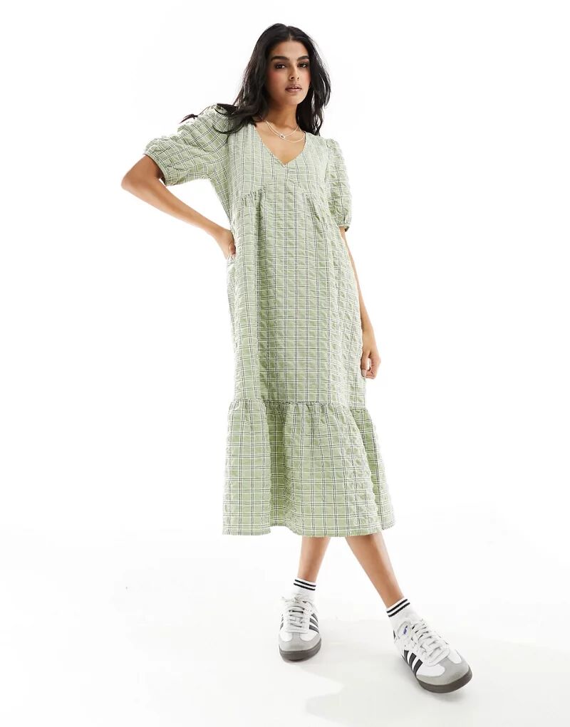 цена Зеленое многоярусное платье макси из сирсакера JDY