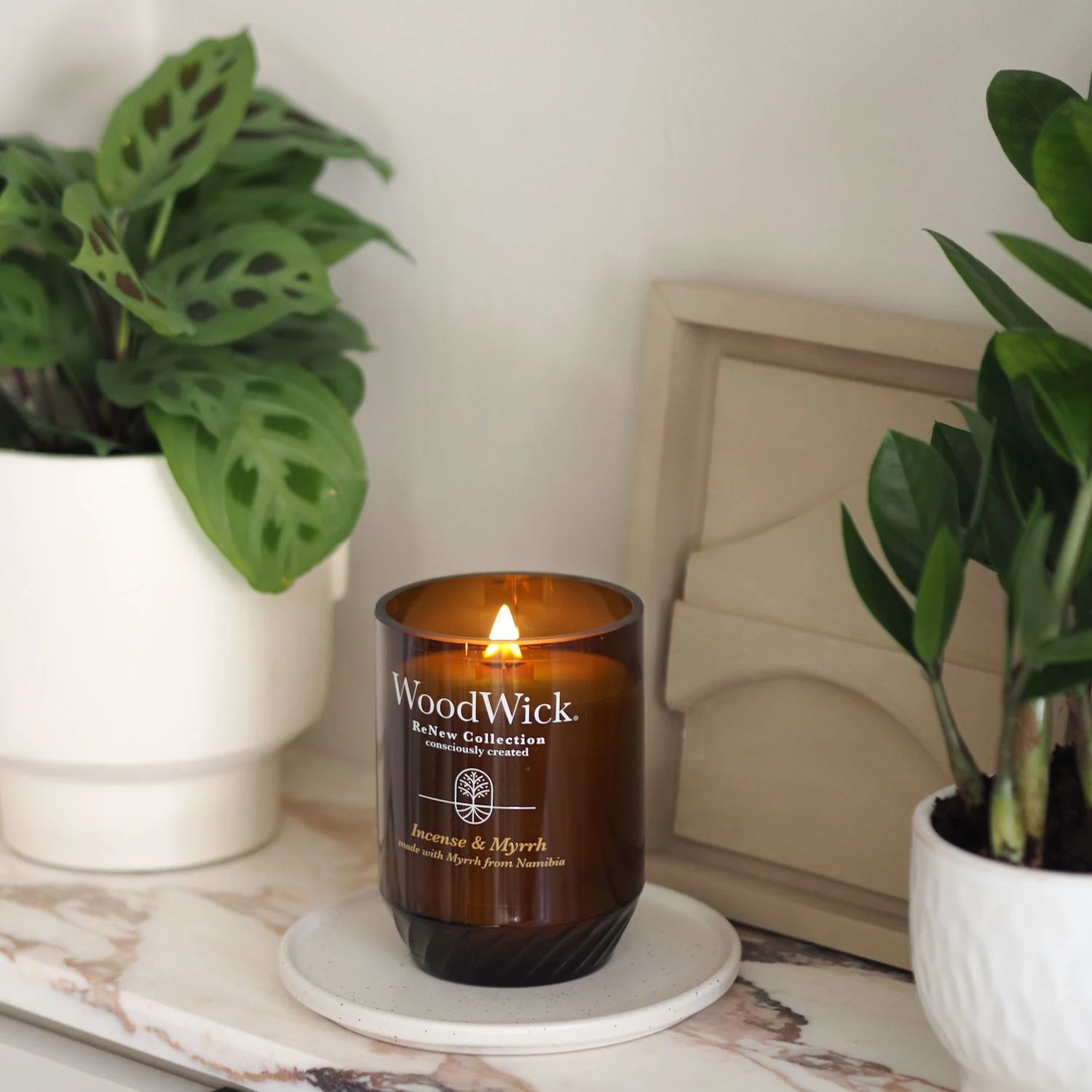 

Свеча WoodWick ReNew в большой банке с благовониями и миррой