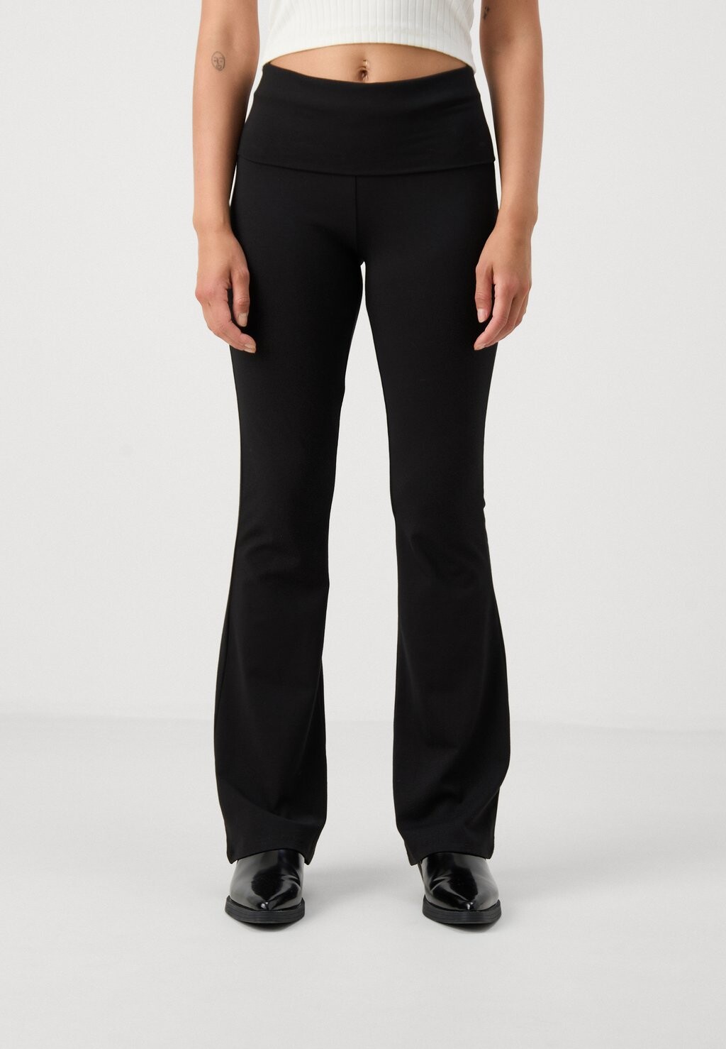 

Брюки SOFT TOUCH PETITE FOLDED FLARE TROUSERS Gina Tricot Petite, черный