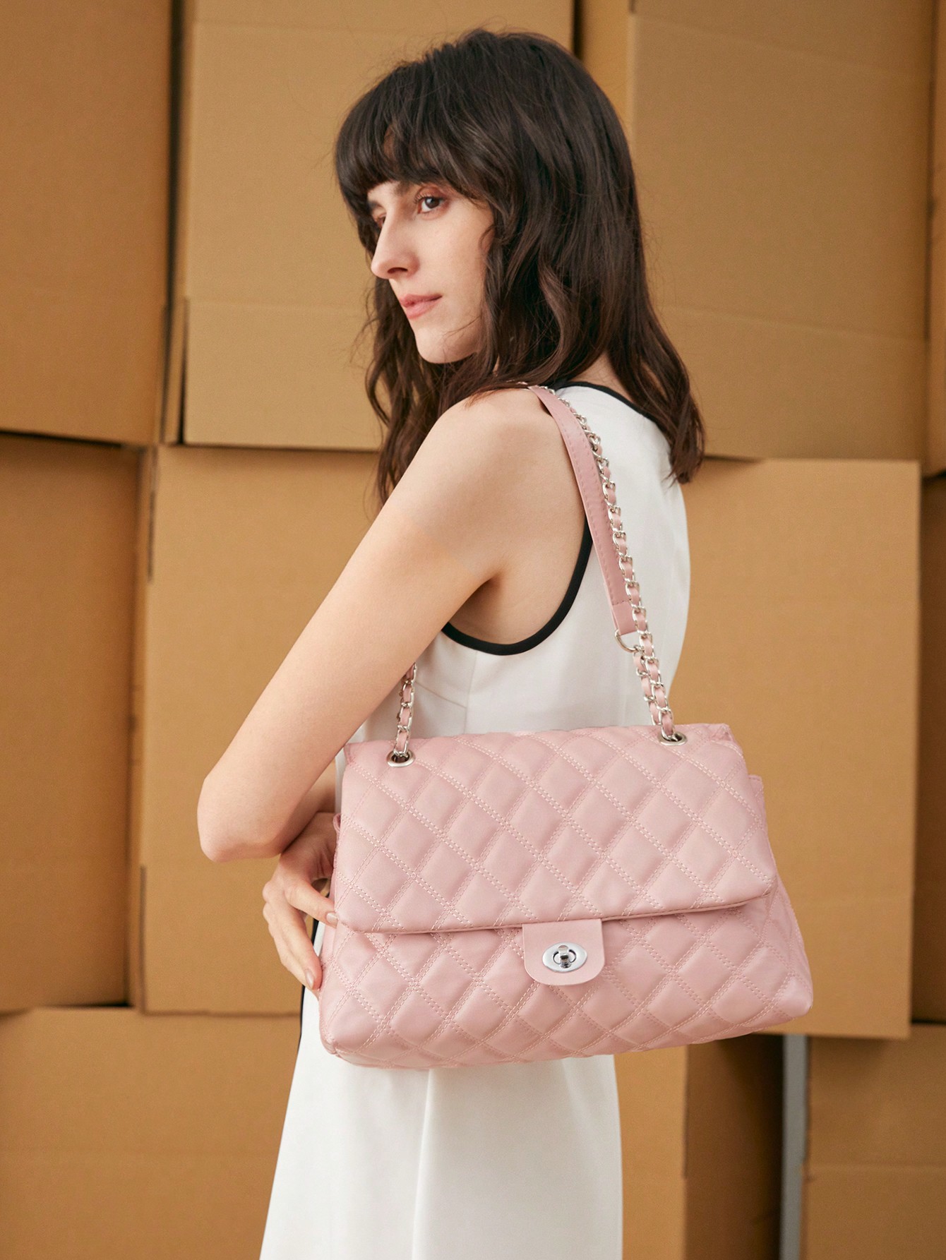цена SHEIN BIZwear Элегантная большая вместительная сумка через плечо с ромбовидным узором на цепочке, розовый
