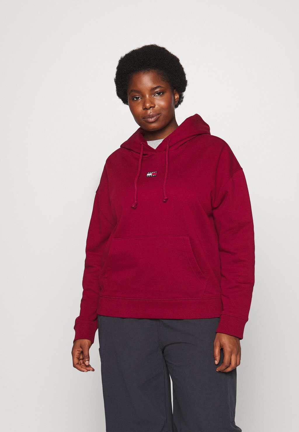 

Толстовка Tommy Jeans Curve БЕЙДЖ-КАПЮШОН, цвет rouge