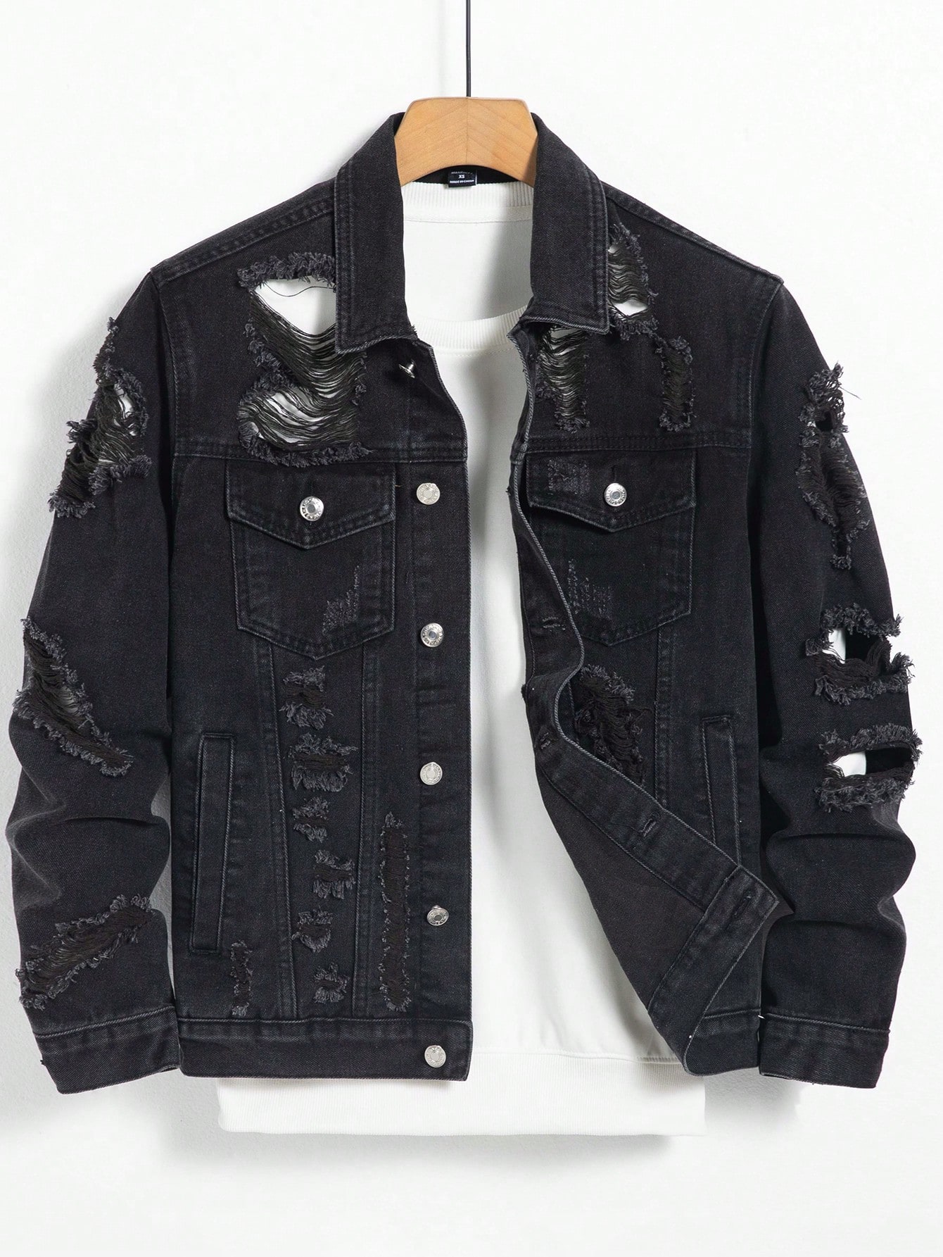 цена Мужская джинсовая куртка с потертостями на пуговицах спереди Manfinity EMRG, черный